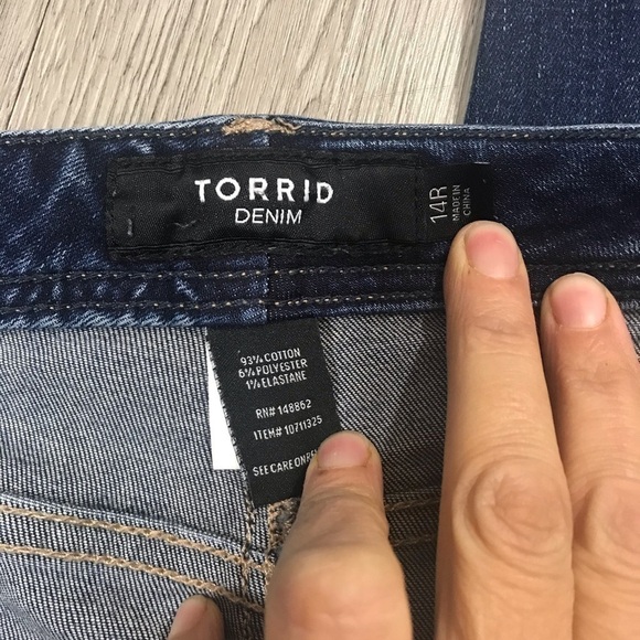 Torrid MediumWash Mid-Rise Tapered Leg Jeans          ‎ size 14R - Picture 3 of 6